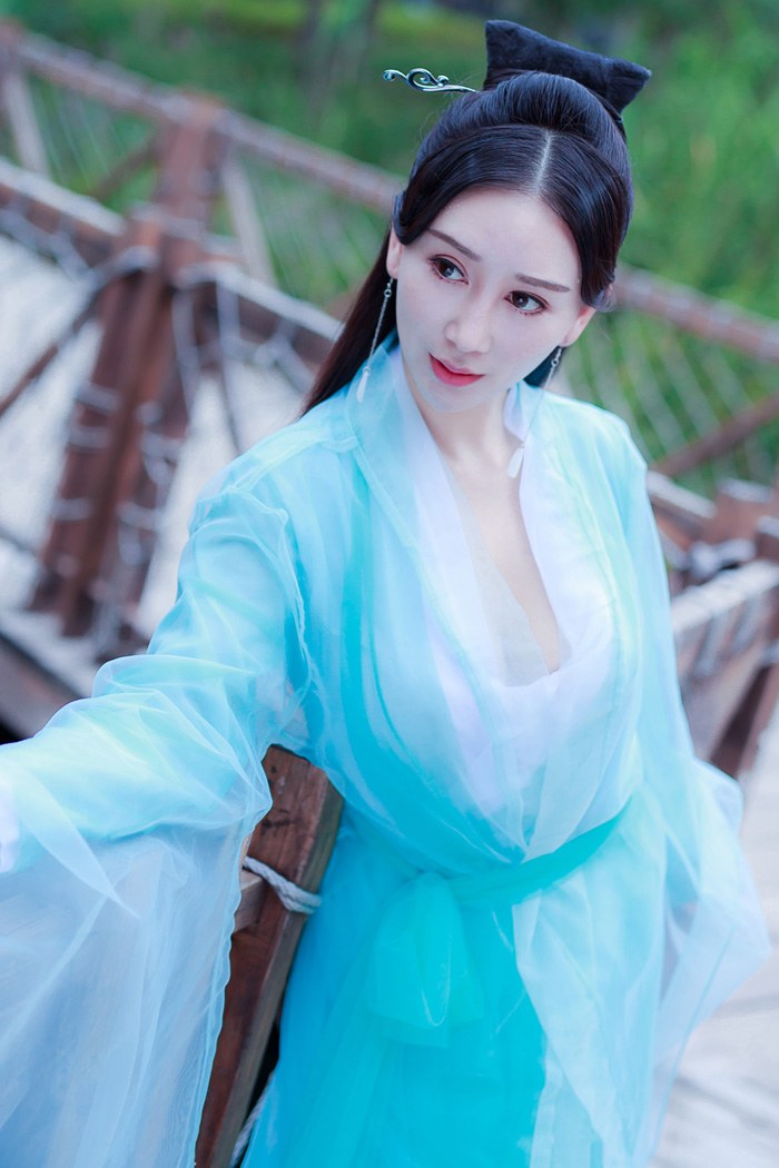 古风女王邹晶晶真空上阵乳此动人