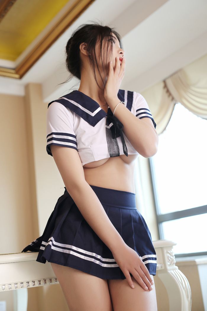 美女白微学生制服性感美乳呼之欲出