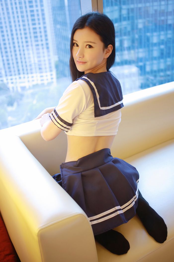 粉妹子姗姗制服写真肚兜与丁裤更配